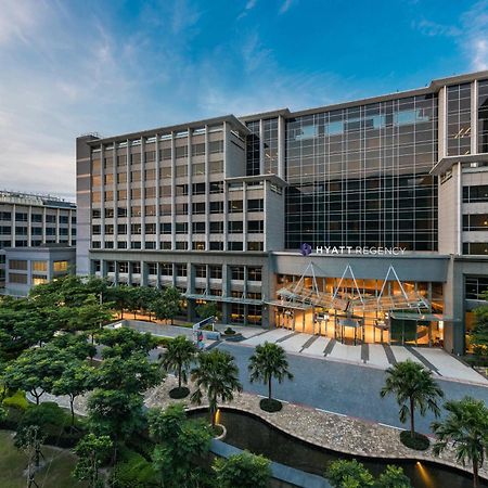 Готель Hyatt Regency Taoyuan International Airport Екстер'єр фото The WVU Rockefeller Center