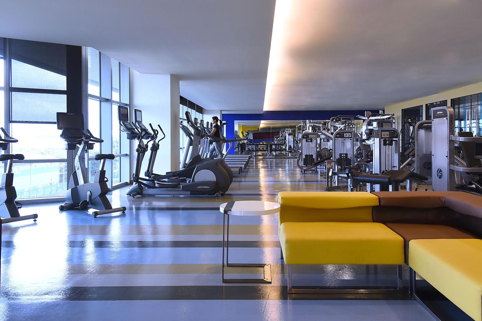 Готель Hyatt Regency Taoyuan International Airport Екстер'єр фото The gym at the hotel