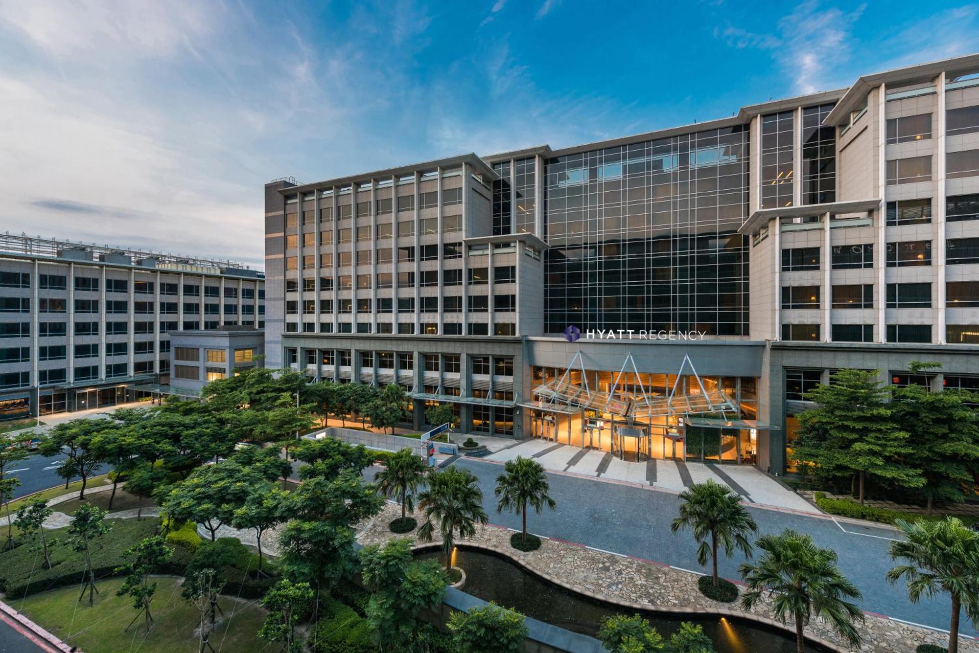 Готель Hyatt Regency Taoyuan International Airport Екстер'єр фото The WVU Rockefeller Center