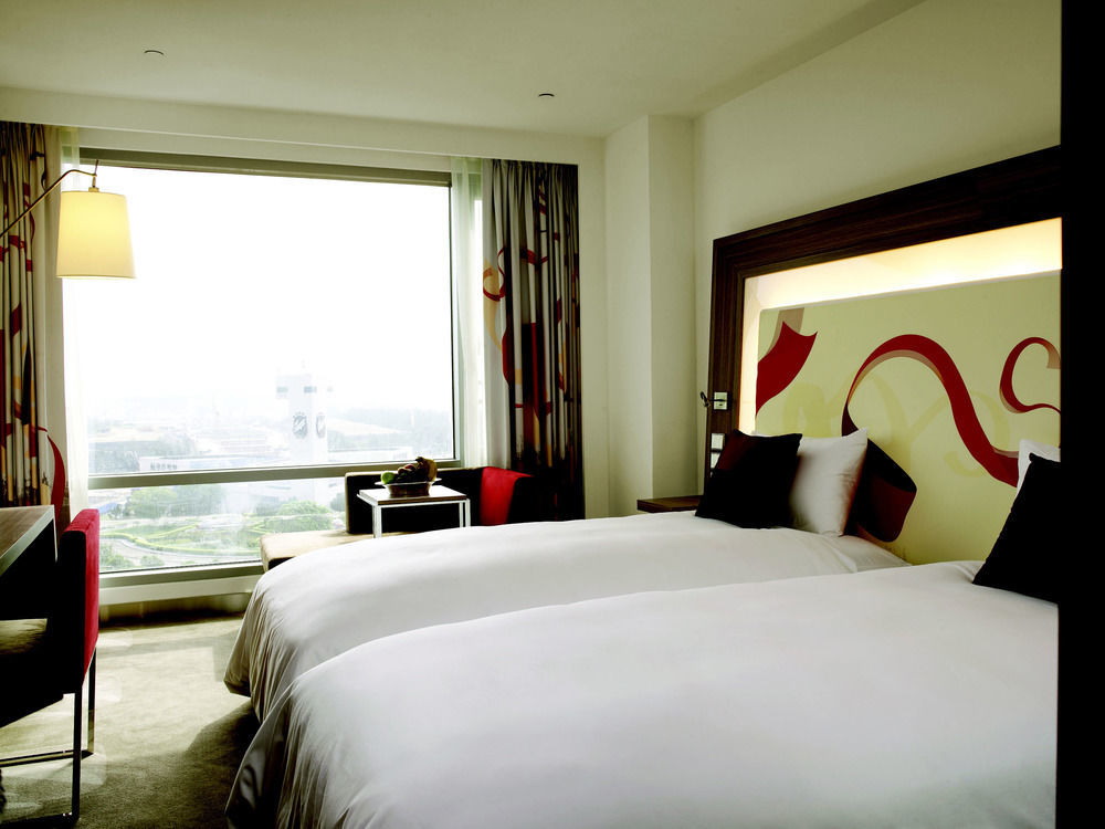 Готель Hyatt Regency Taoyuan International Airport Екстер'єр фото A room at the hotel