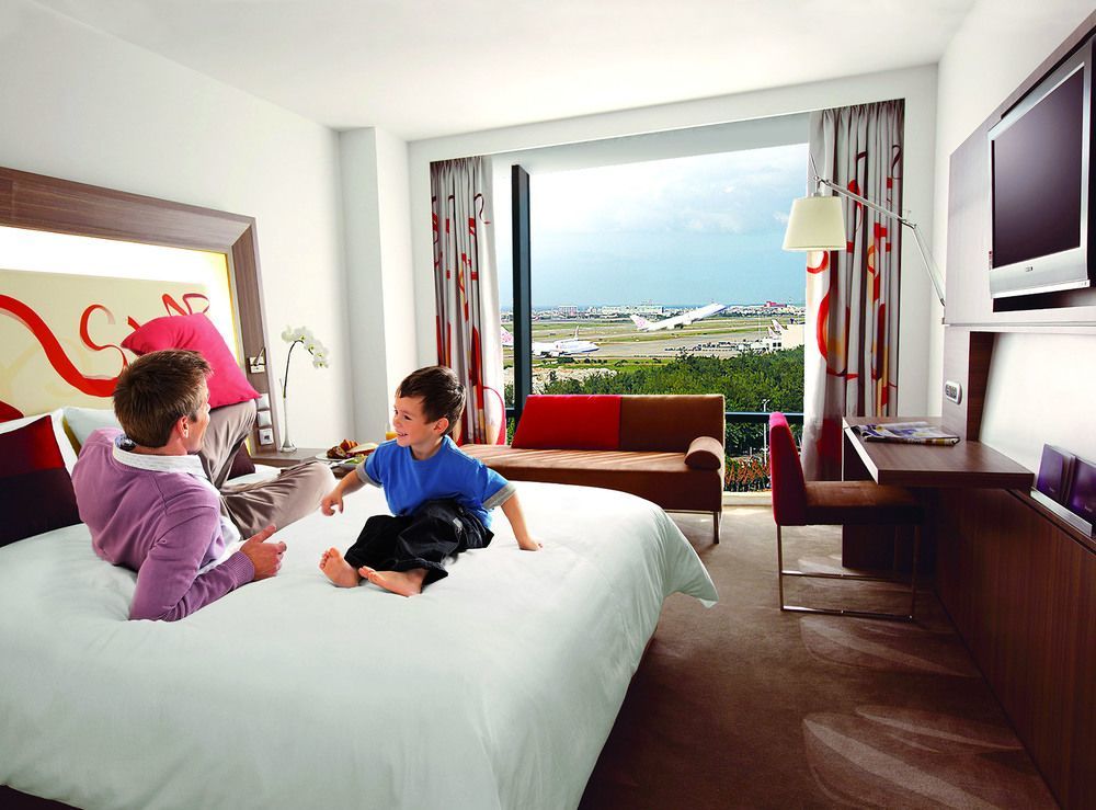 Готель Hyatt Regency Taoyuan International Airport Екстер'єр фото A room at the airport hotel