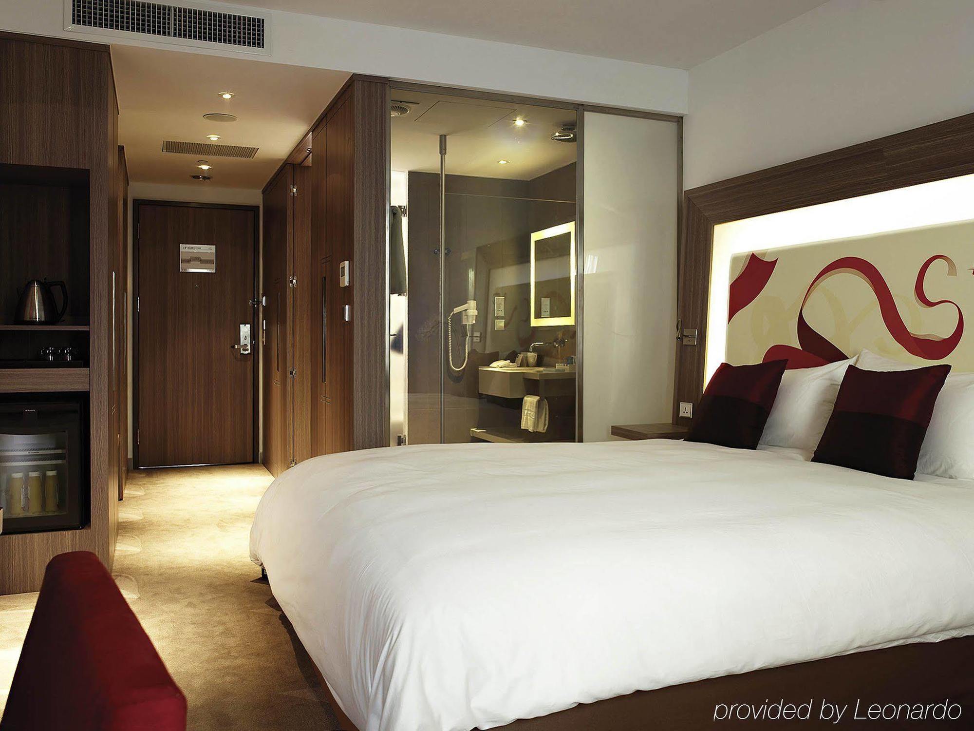 Готель Hyatt Regency Taoyuan International Airport Екстер'єр фото A typical room at Leonardo Hotel Berlin