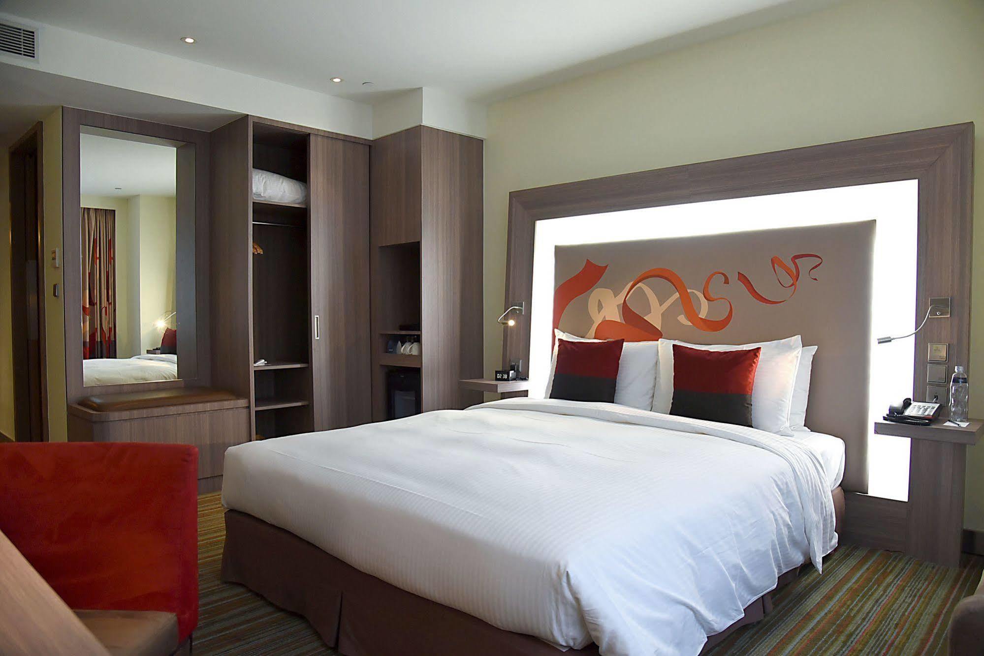 Готель Hyatt Regency Taoyuan International Airport Екстер'єр фото A typical bedroom at the hotel