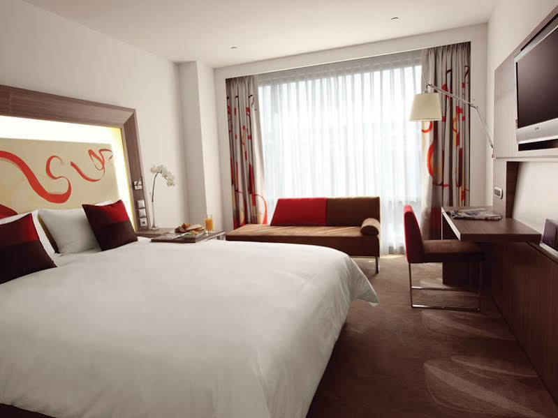 Готель Hyatt Regency Taoyuan International Airport Екстер'єр фото A typical room at a Novotel