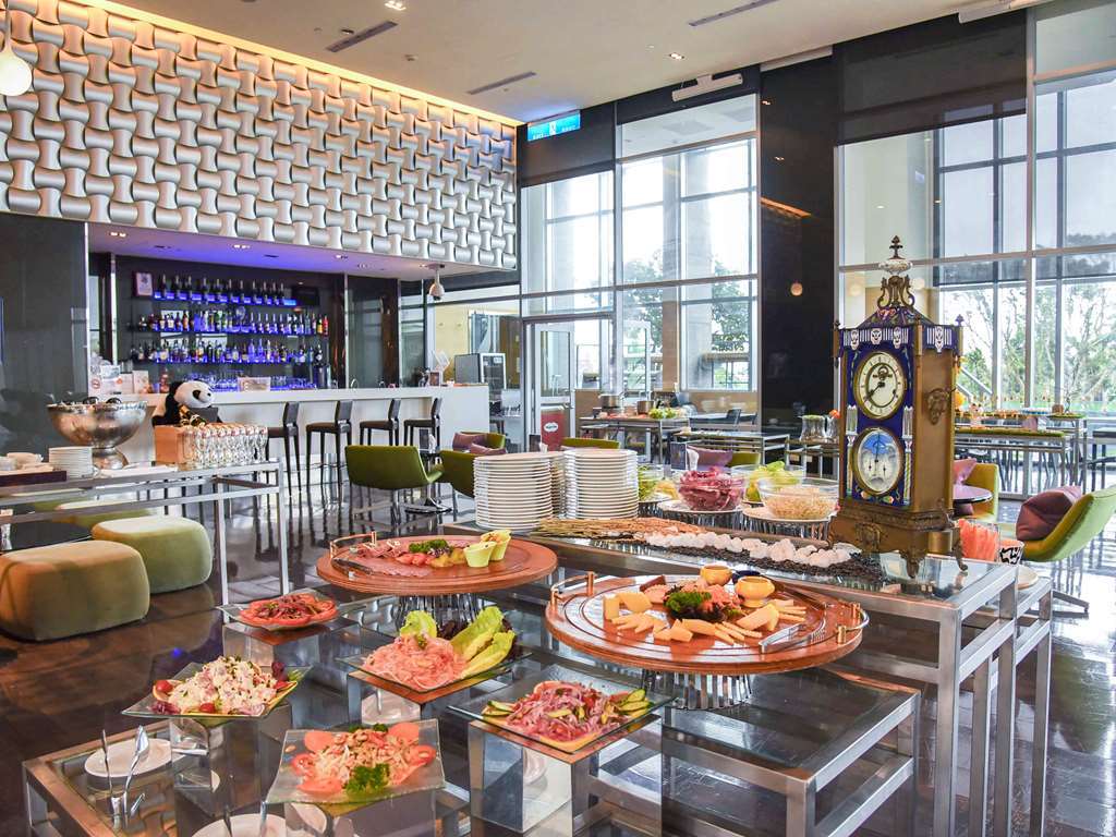 Готель Hyatt Regency Taoyuan International Airport Ресторан фото The interior of the restaurant