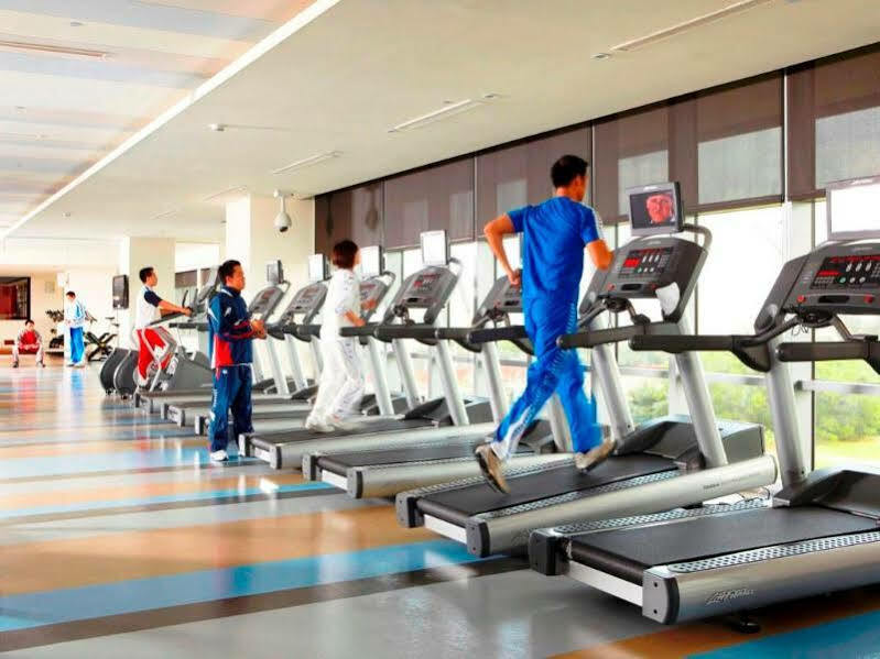 Готель Hyatt Regency Taoyuan International Airport Екстер'єр фото A row of treadmills